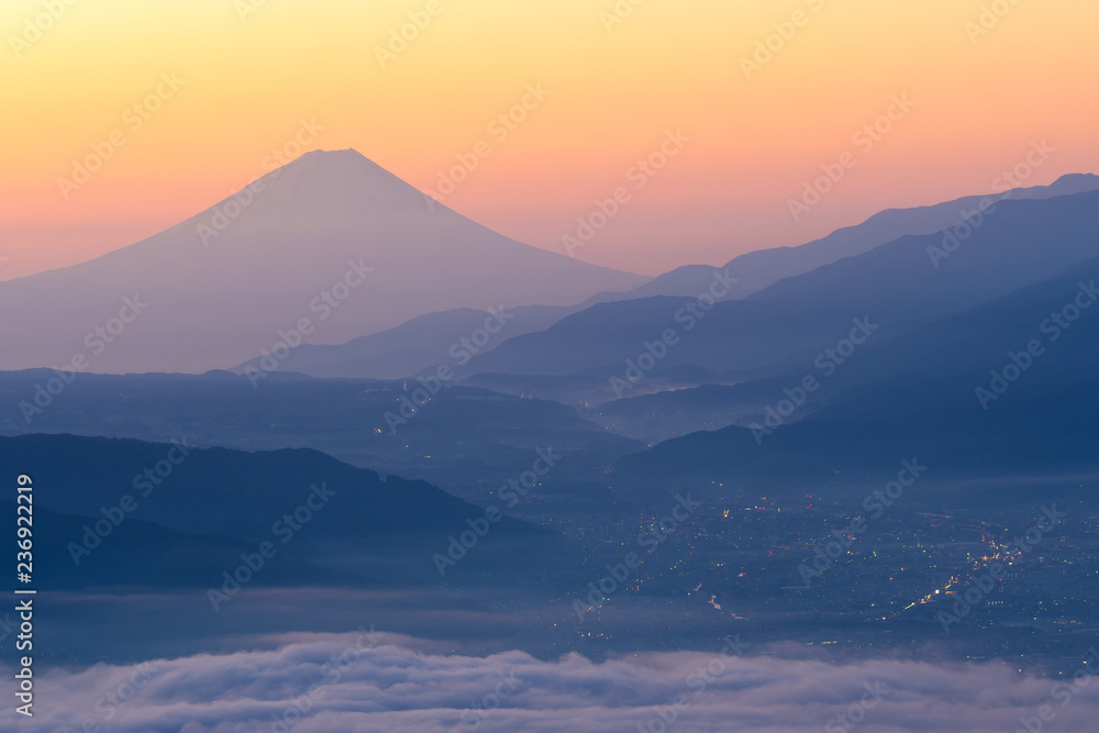 早上从高山高博奇高地俯瞰富士山和水洼湖上方的薄雾之海