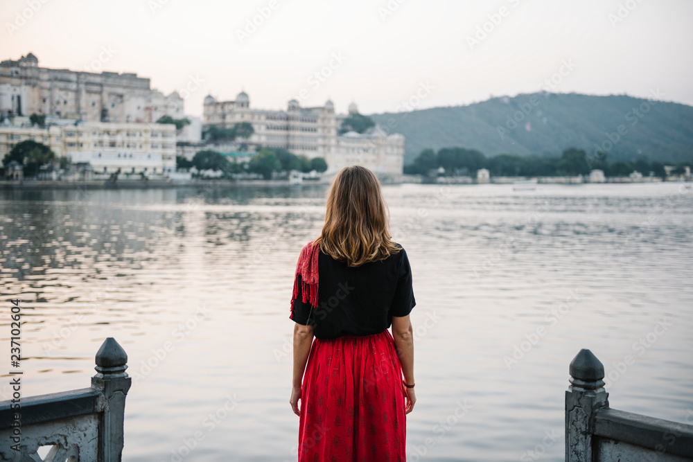 西方妇女在乌代浦欣赏泰姬湖