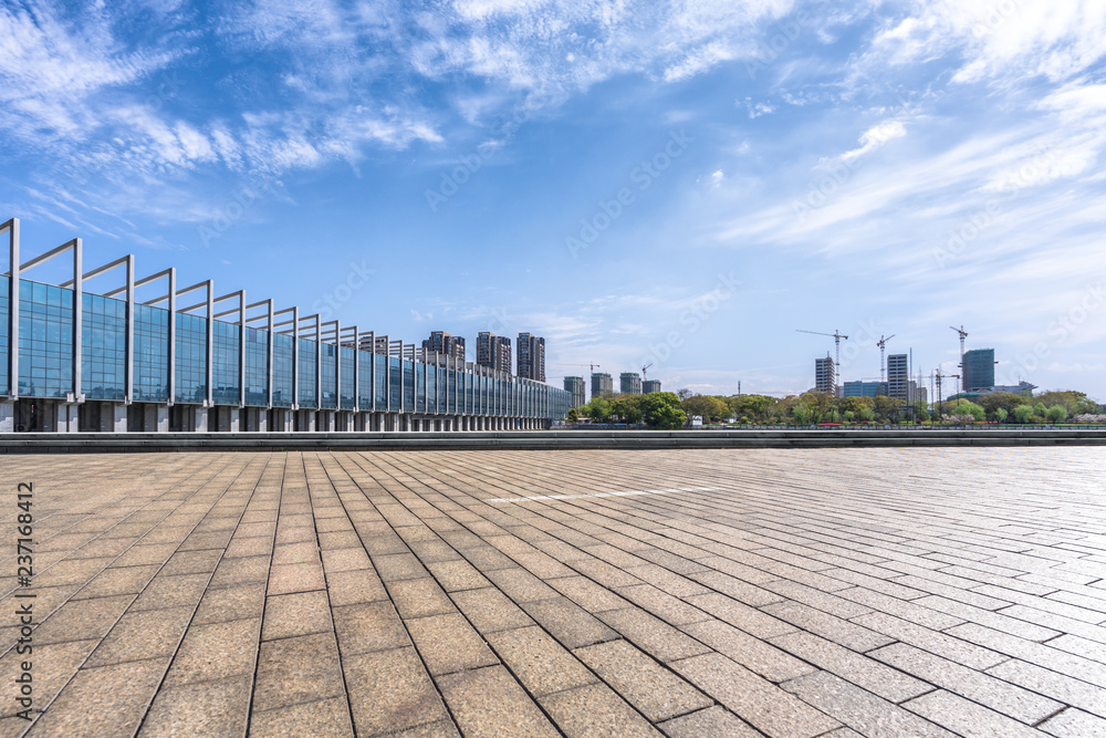 城市天际线与城市中的空广场