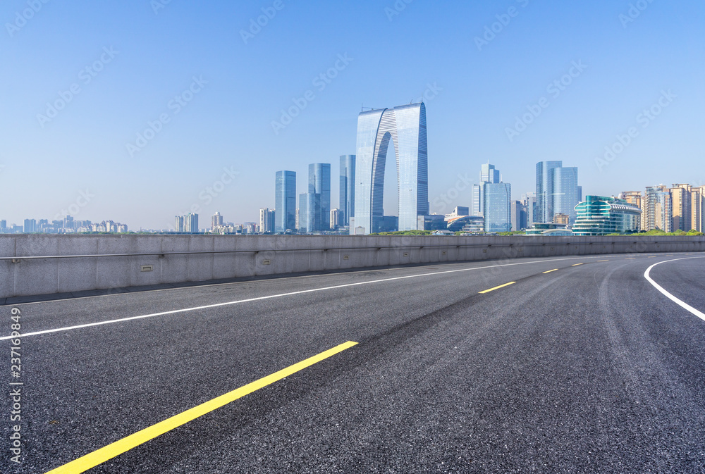 城市天际线的空柏油路