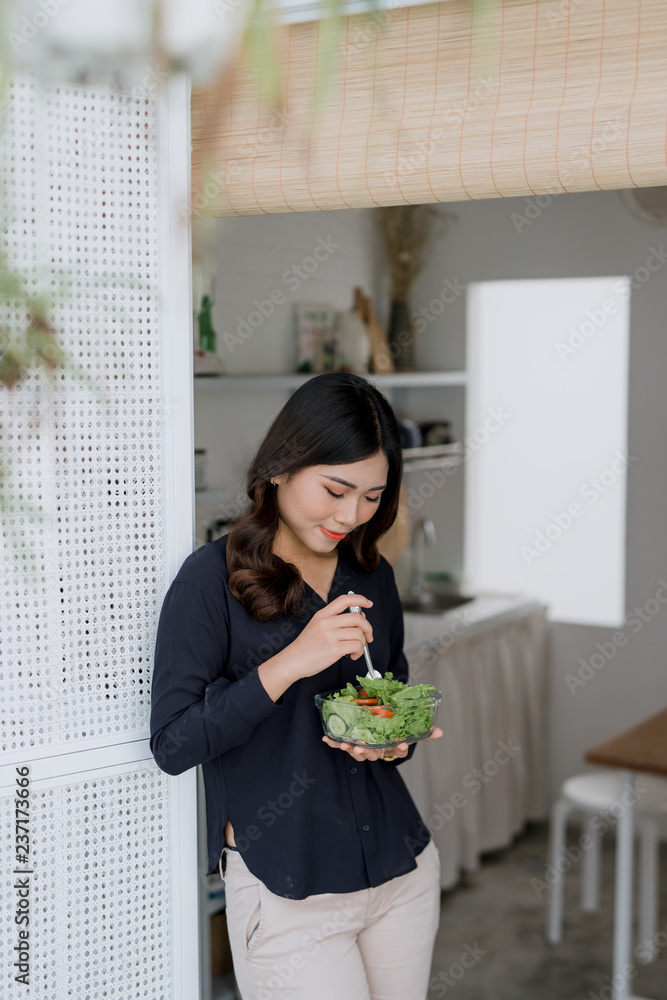 女人在窗户上吃早餐。