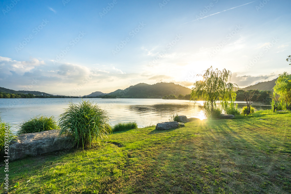 河流蓝天景观