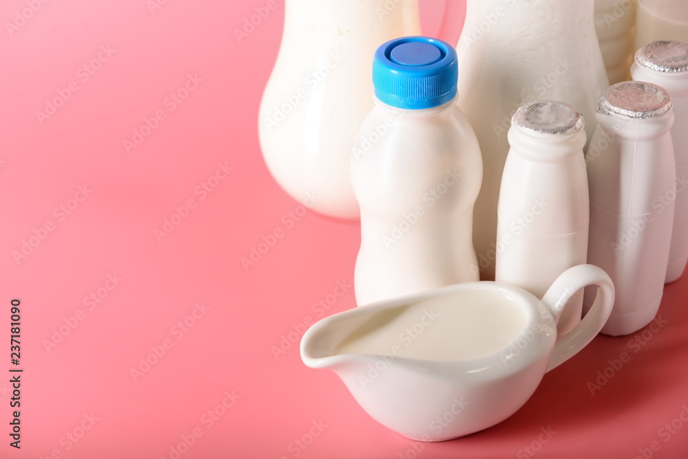 彩色背景上的不同乳制品