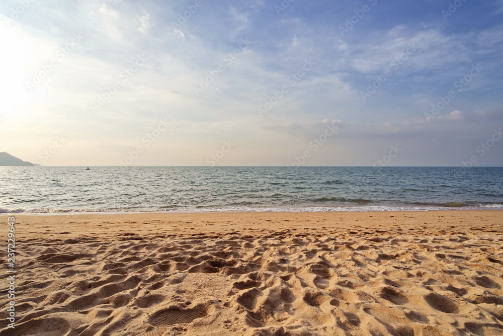 泰国芭堤雅面朝大海的海滩景观或海景。傍晚时分