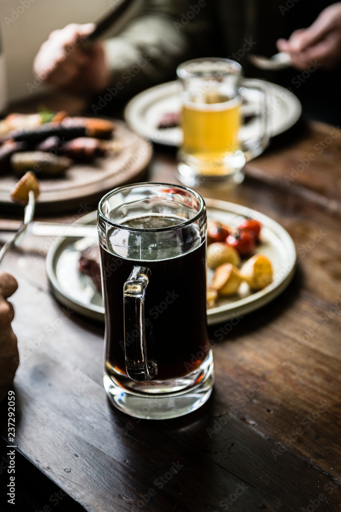 酒吧里的啤酒和食物