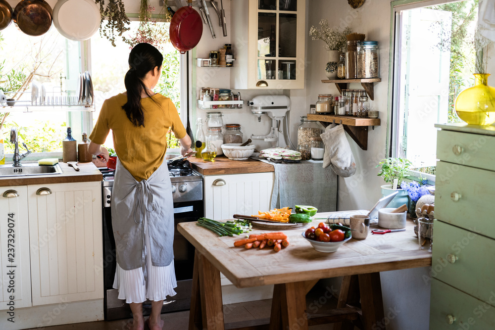 日本女人在农村厨房做饭