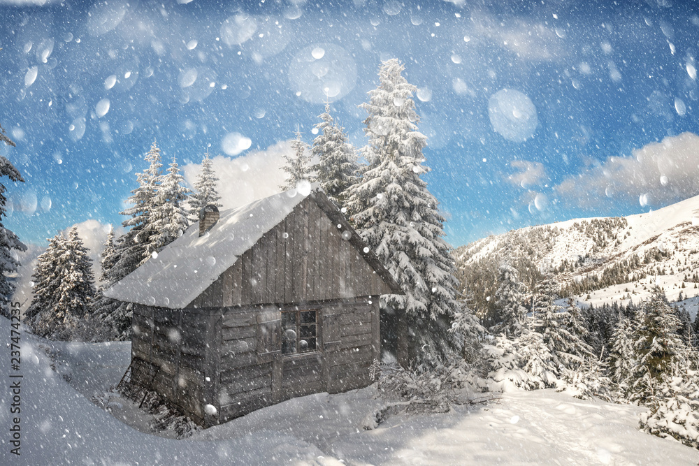 雪山上木屋的奇妙冬季景观。圣诞明信片拼贴画。