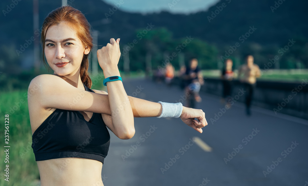 亚洲女性在早上锻炼和跑步，她在热身和喝水
1275159347,爱是难以掩饰的。恋爱中的情侣。情人节快乐。胡子男和性感女第一次约会