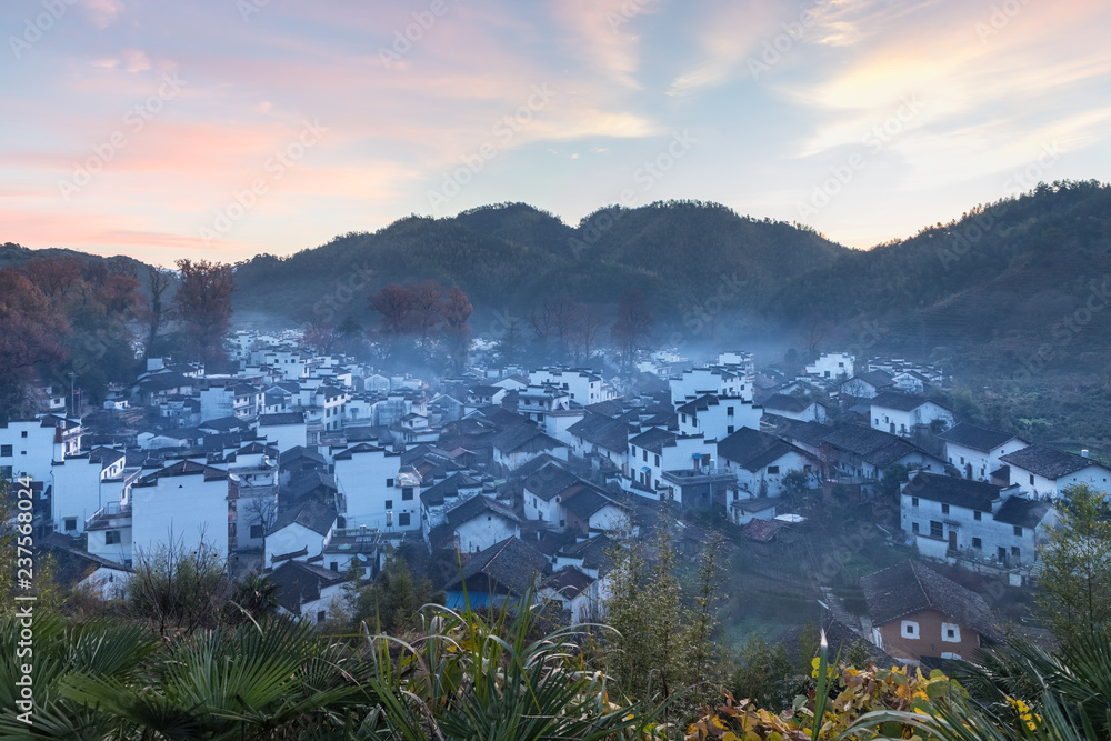 美丽的石城村景观，朝霞闪烁