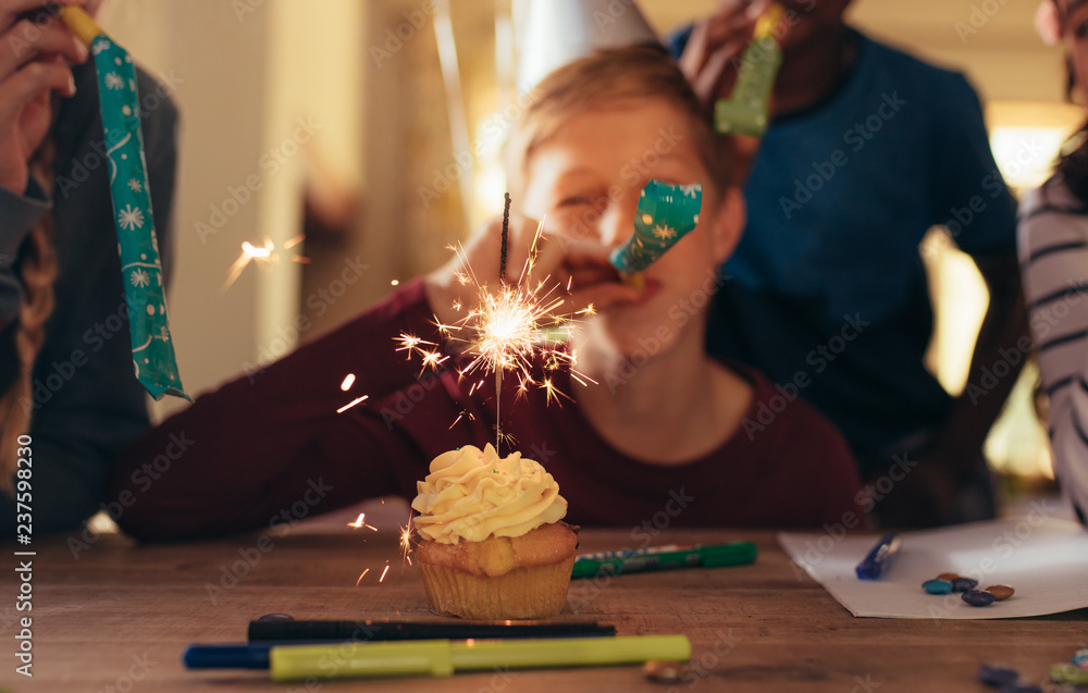 孩子们在生日派对上庆祝