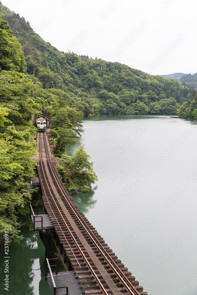 福岛县夏季的多达米铁路线和多达米河。