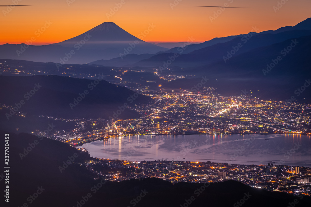 从高博奇山看日出时的富士山和水洼湖