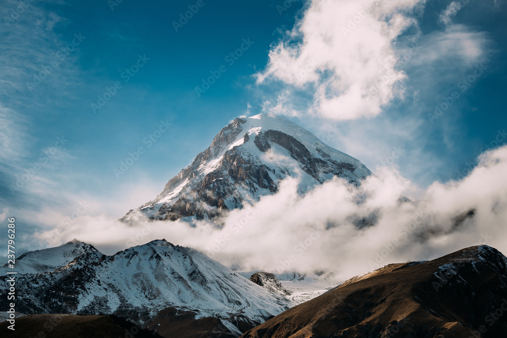 格鲁吉亚。被雪覆盖的卡兹贝克山顶。卡兹贝克是一条街道