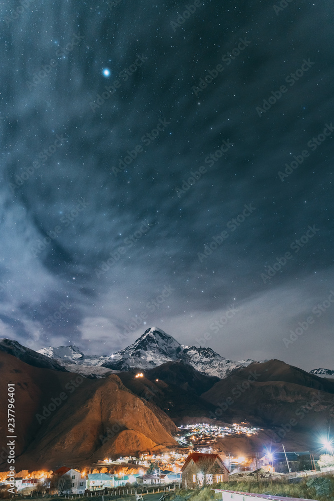 佐治亚州斯捷潘茨明达。自然夜晚的星空，带着光辉的街道