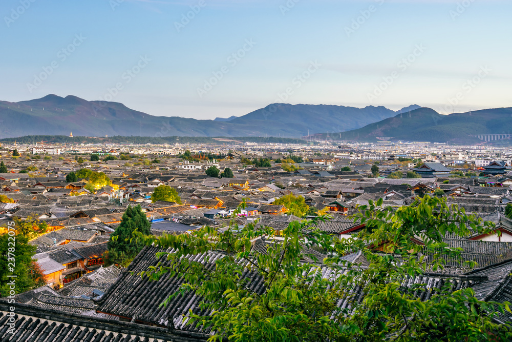 中国云南丽江大研古城日落全景