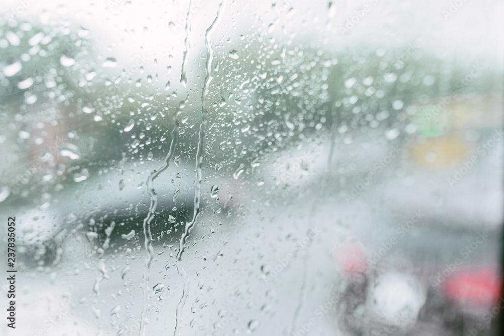 雨落在公交车的车窗上。（选择性聚焦）