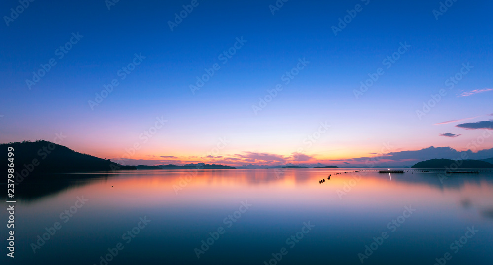 日落时分，色彩缤纷的天空和海景，在大自然的海景中倒影