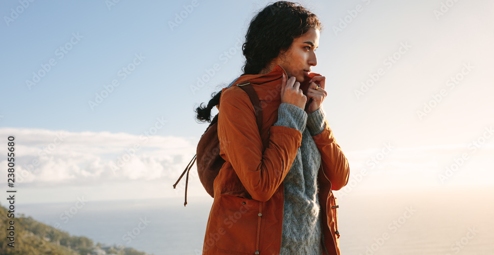 女人在冬日徒步旅行