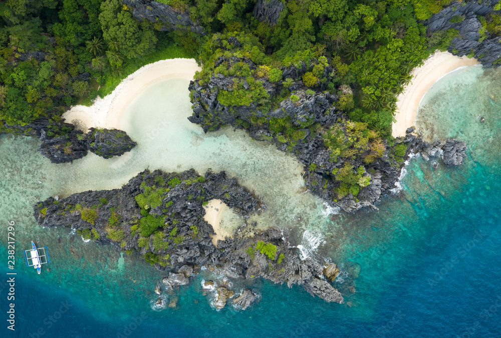 El Nido群岛旅游胜地绿松石海岸水域和石灰岩悬崖的无人机鸟瞰图