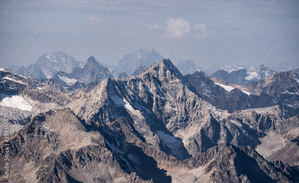 晚上的雪域高原和阳光天空全景。格鲁吉亚高加索山脉。滑雪场景色