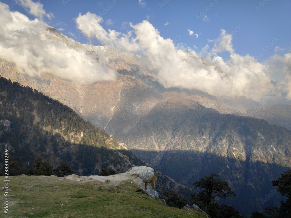 旅行，在大自然的消逝中跋涉。大自然母亲描绘的令人敬畏的风景。达尔的三叉戟