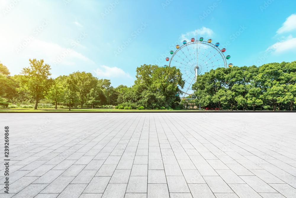 绿色城市公园空荡荡的广场层和摩天轮