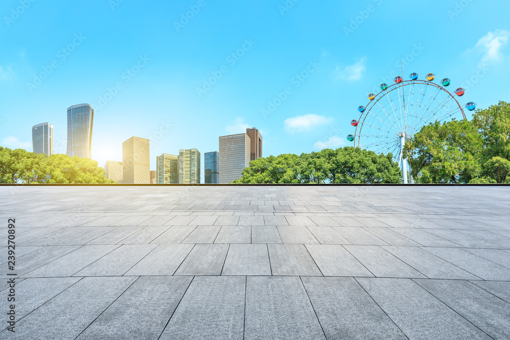 空荡荡的广场层和带摩天轮的现代建筑