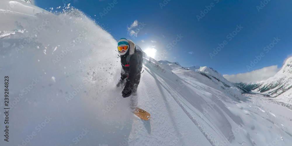 VR360：在不列颠哥伦比亚省，滑雪板手正在粉碎未经修整的雪山。