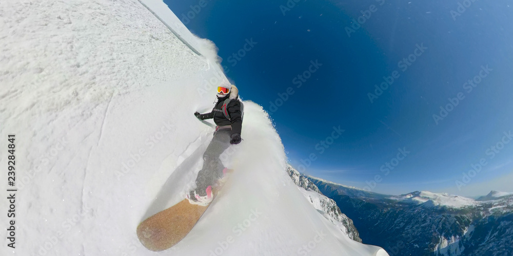 360 VR：在阳光明媚的加拿大山区，不可思议的女子直升机登机。