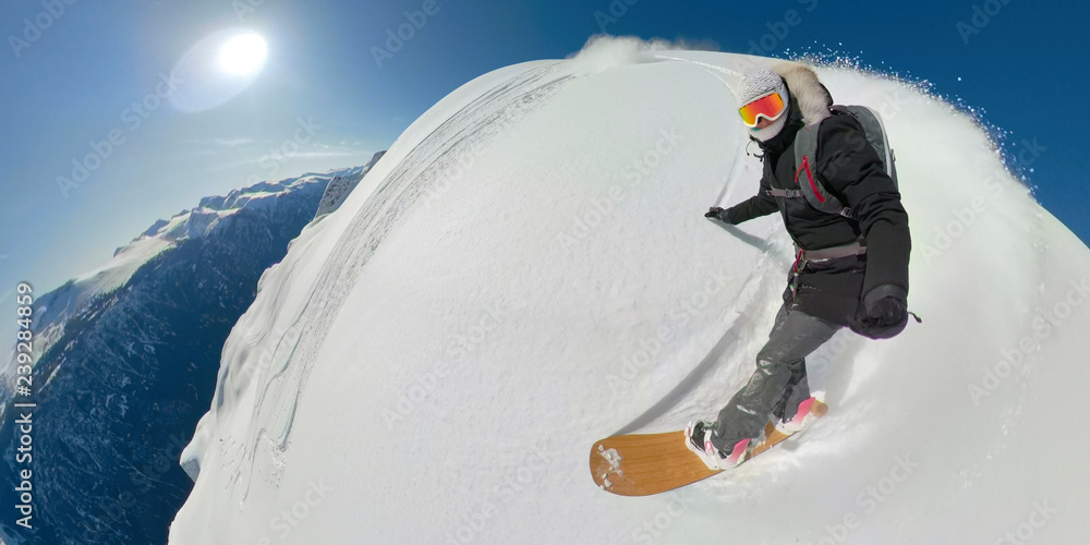 360VR：酷酷的单板滑雪女孩沿着陡峭的雪山骑行。