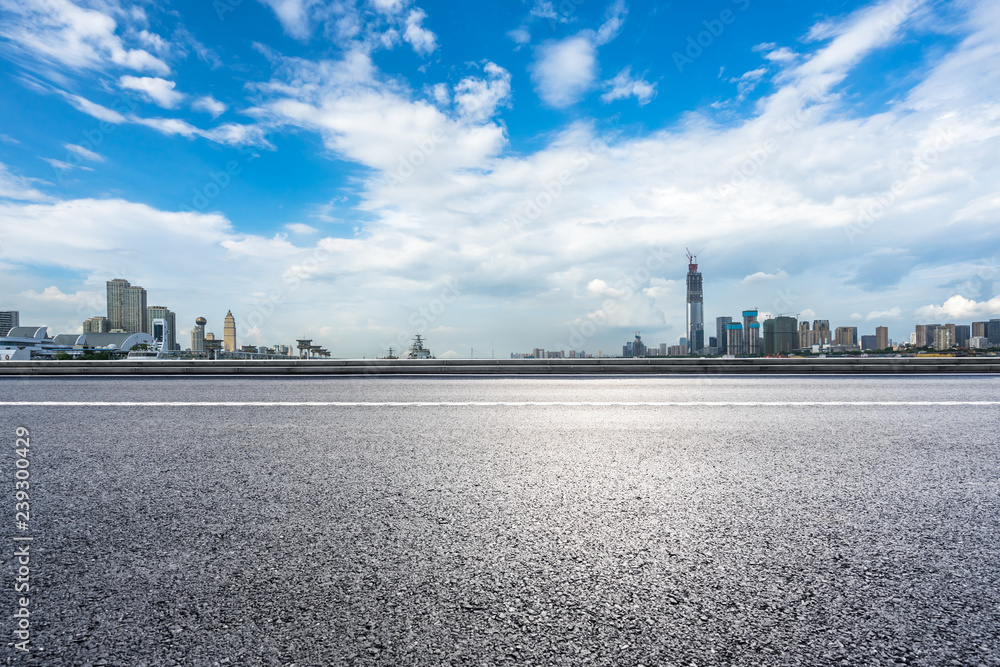 城市天际线的空柏油路