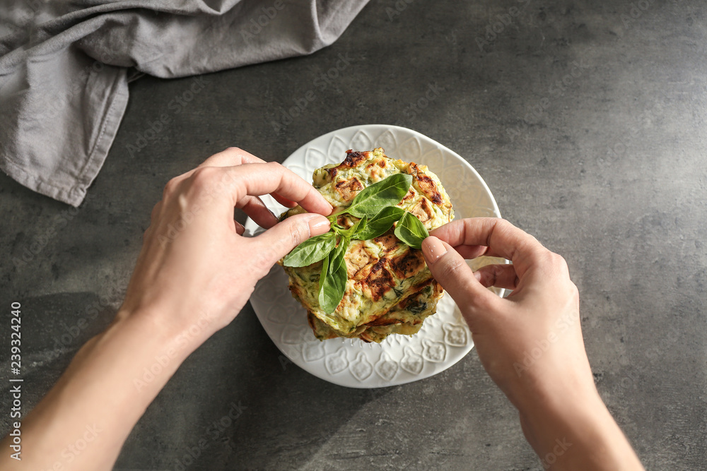 女人在灰色桌子上装饰美味的南瓜华夫饼