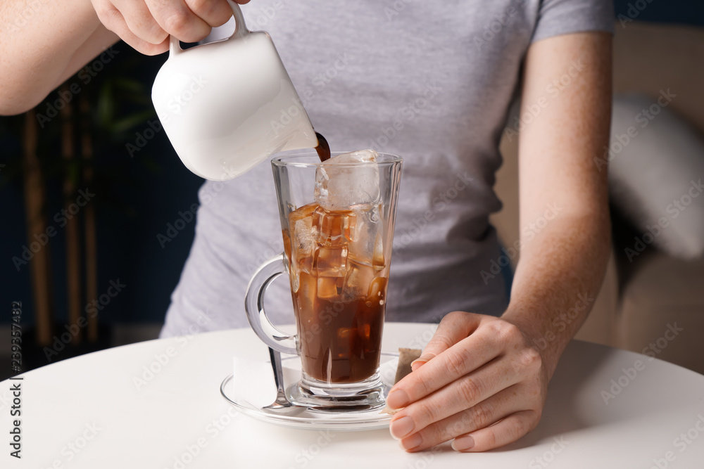 女人在餐桌上制作美味的frappe咖啡