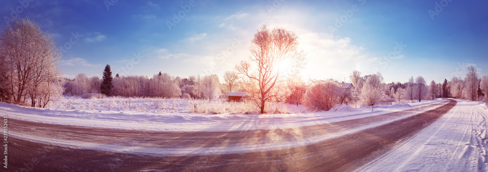 冬季道路，晴天被雪覆盖。黑色结冰沥青