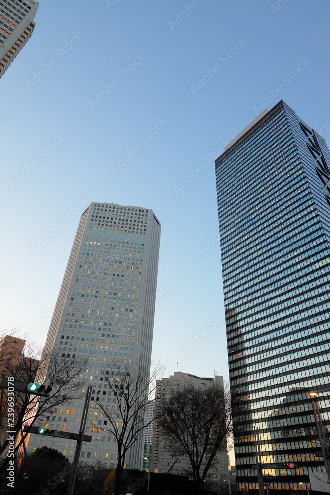 夕暮れの高層ビル群