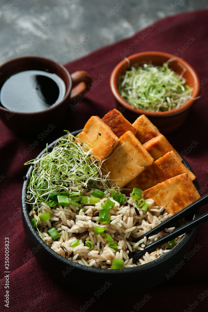 桌上碗里的美味米饭配豆腐芝士