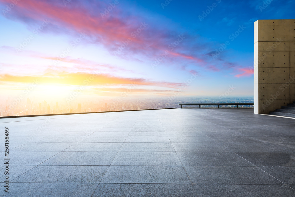 上海的城市天际线和空广场层建筑，高角度视角