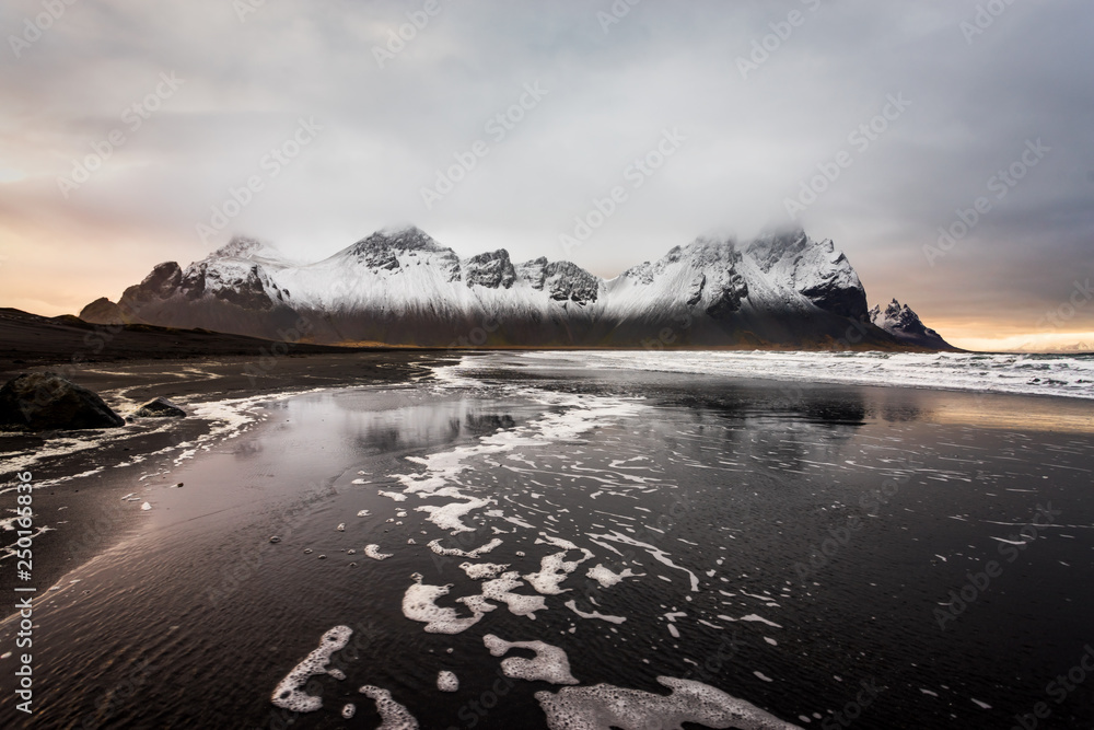 Vestrahorn Stockknes山脉的日出，远处也可以看到Brunnhorn山。