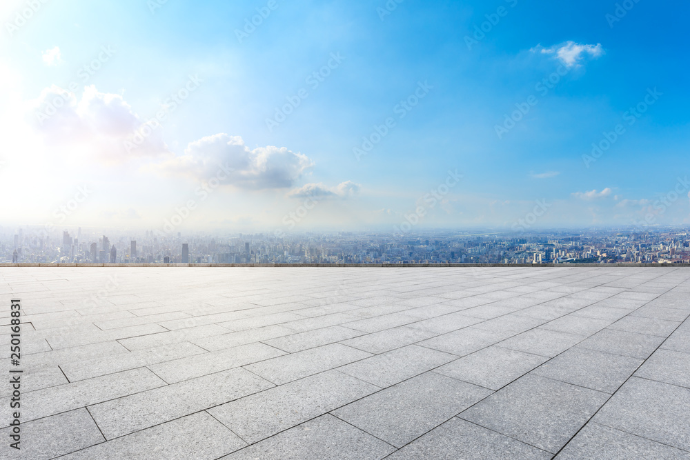 中国上海，空荡荡的楼层和城市天际线与建筑