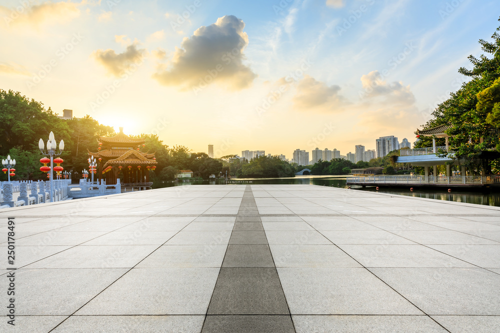 中国上海美丽的城市花园和空层的传统展馆建筑