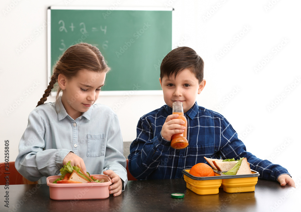 小孩子在教室里吃午饭