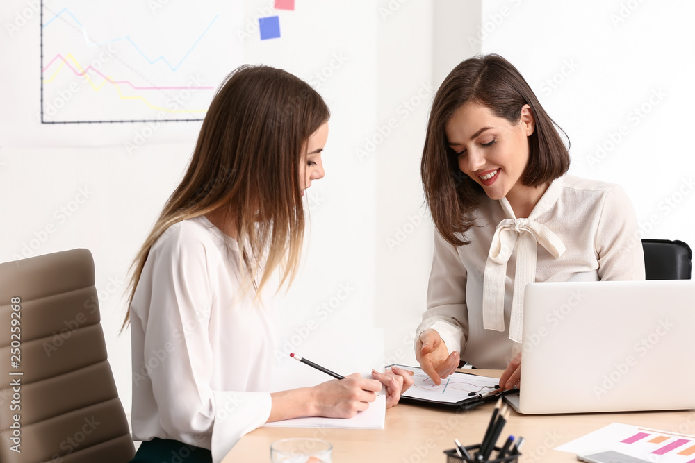 年轻女商人在办公室开会