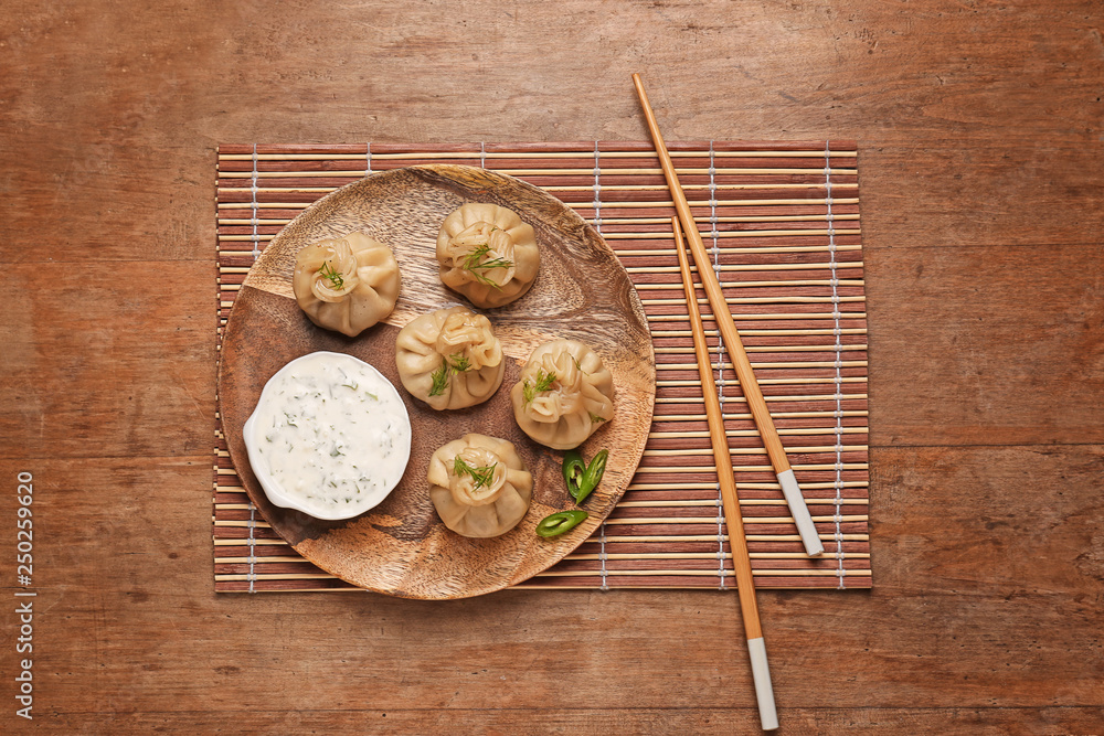 桌上有美味的饺子和酱汁