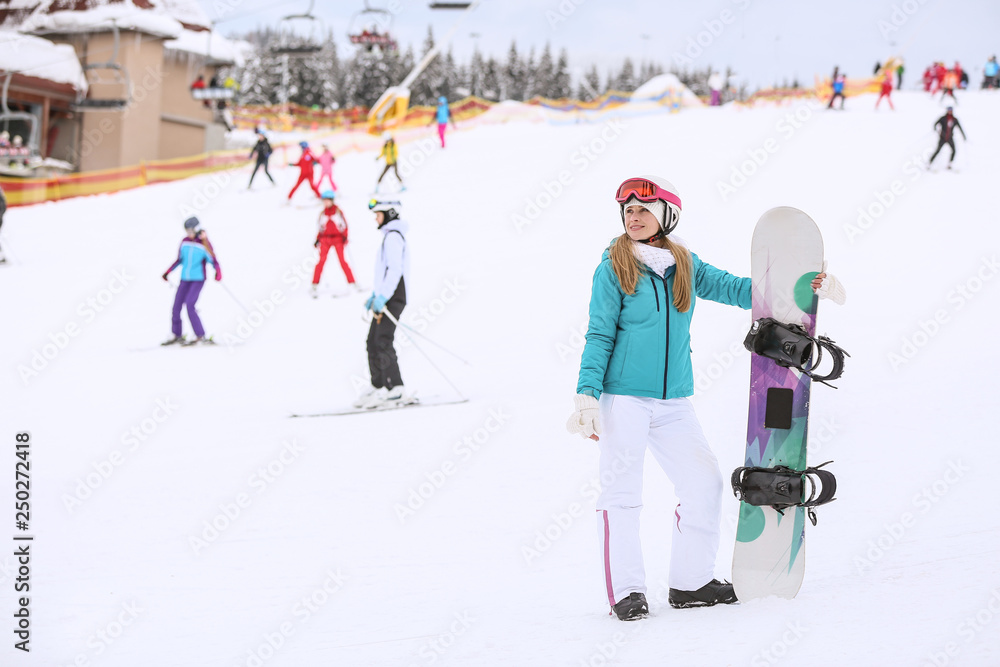 冬季度假胜地滑雪板运动女性