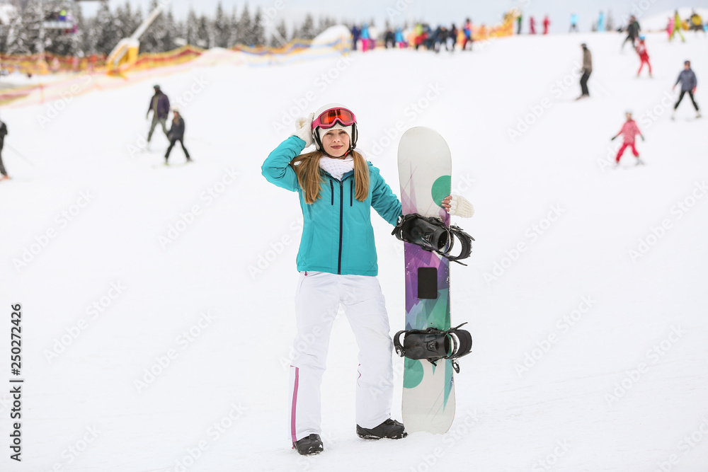 冬季度假胜地滑雪板运动女性