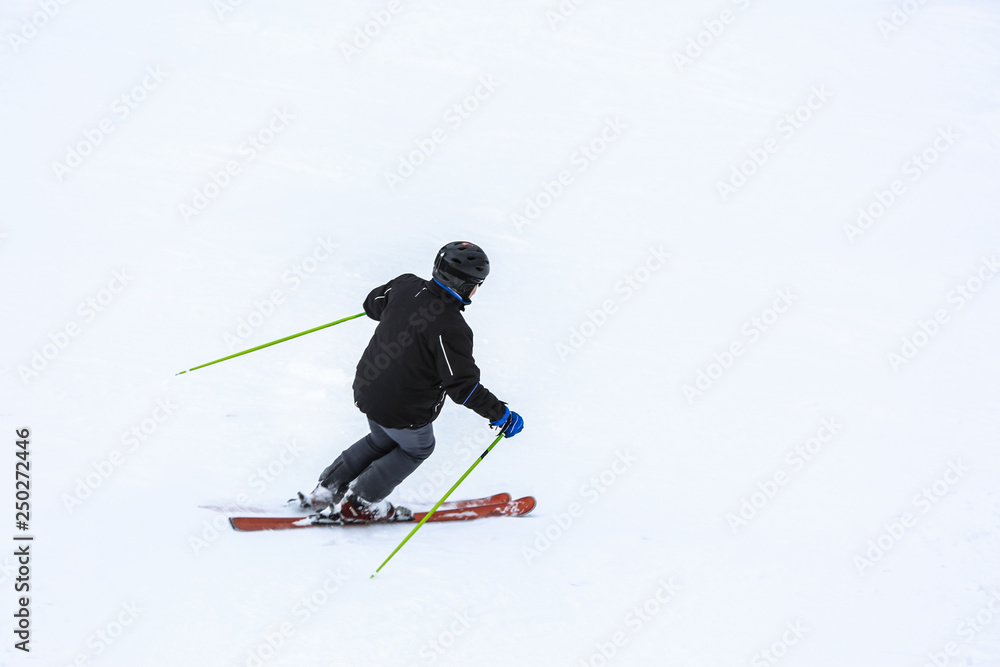 冬季度假胜地的运动型滑雪者