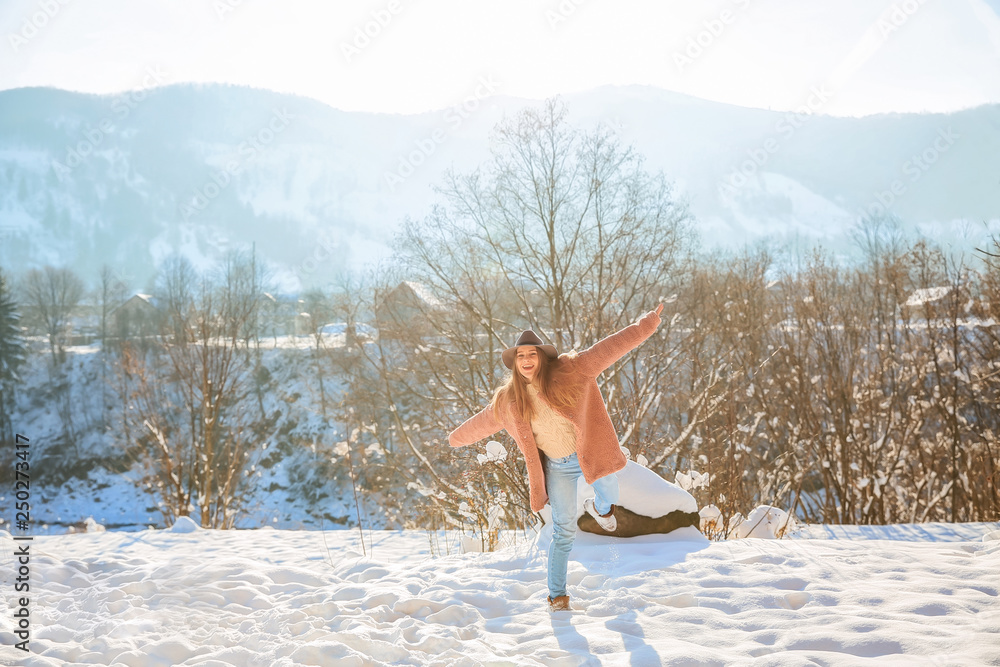 雪地度假村的快乐女人