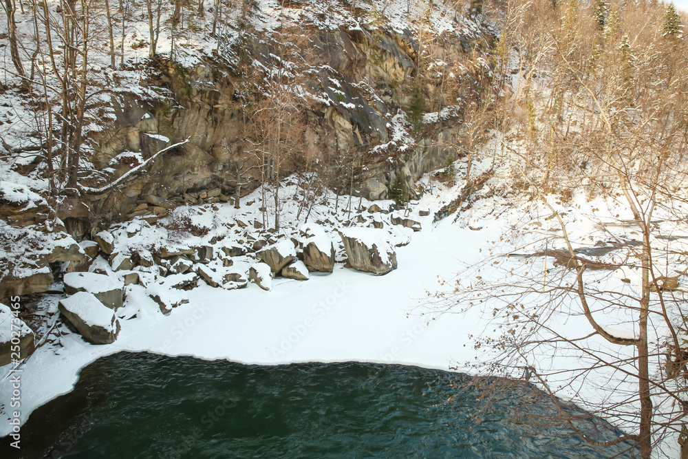 冬日森林里山河美景