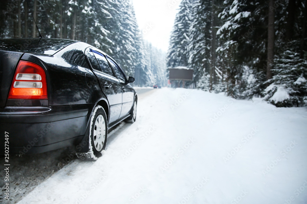 雪地冬季度假胜地的汽车上路