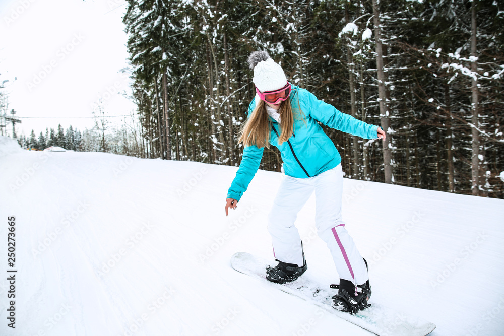 冬季度假胜地的运动型女子单板滑雪运动员